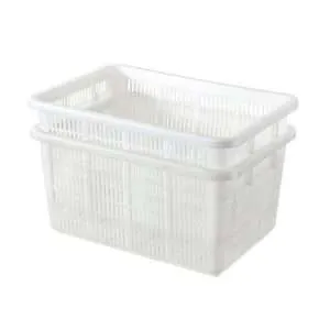 Une caisse en plastique blanche s'emboîte dans une autre.