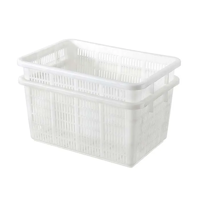 Una caja de plástico blanca encaja en otra.