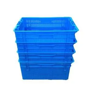 Quatre caisses en plastique sont emboîtées les unes dans les autres.
