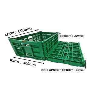 Une caisse pliant verte dépliée et une autre pliée.