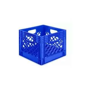 Une caisse à lait en plastique carrée bleue.