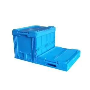 Une boîte en plastique dépliée et une pliée.