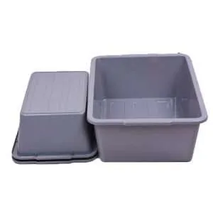 deux plateaux de service en plastique gris