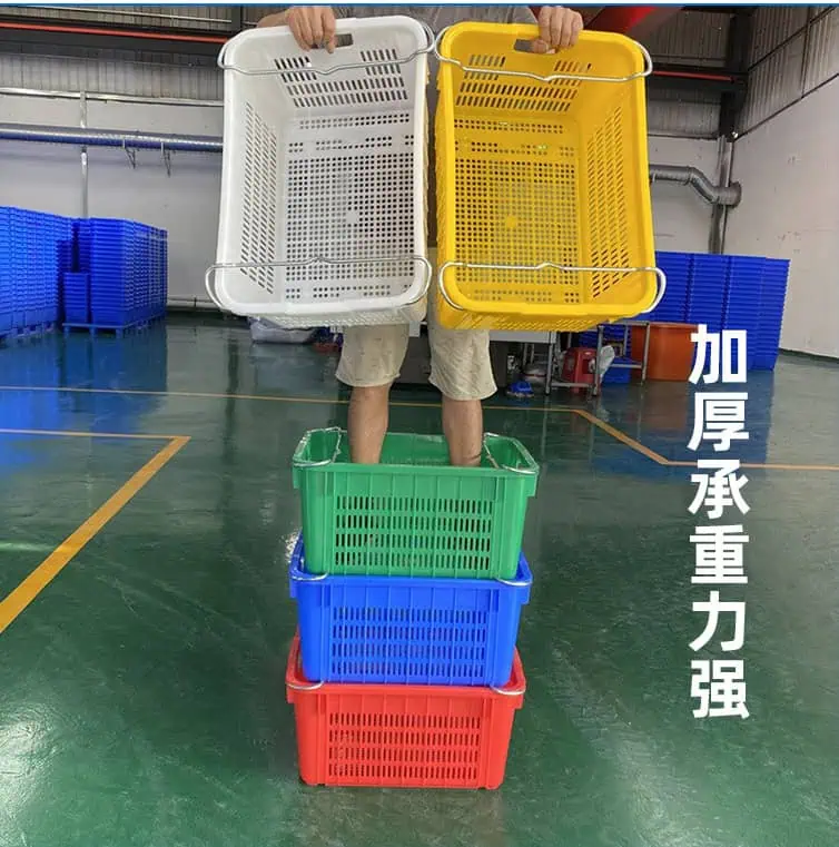 un homme debout sur trois caisses en plastique empilées