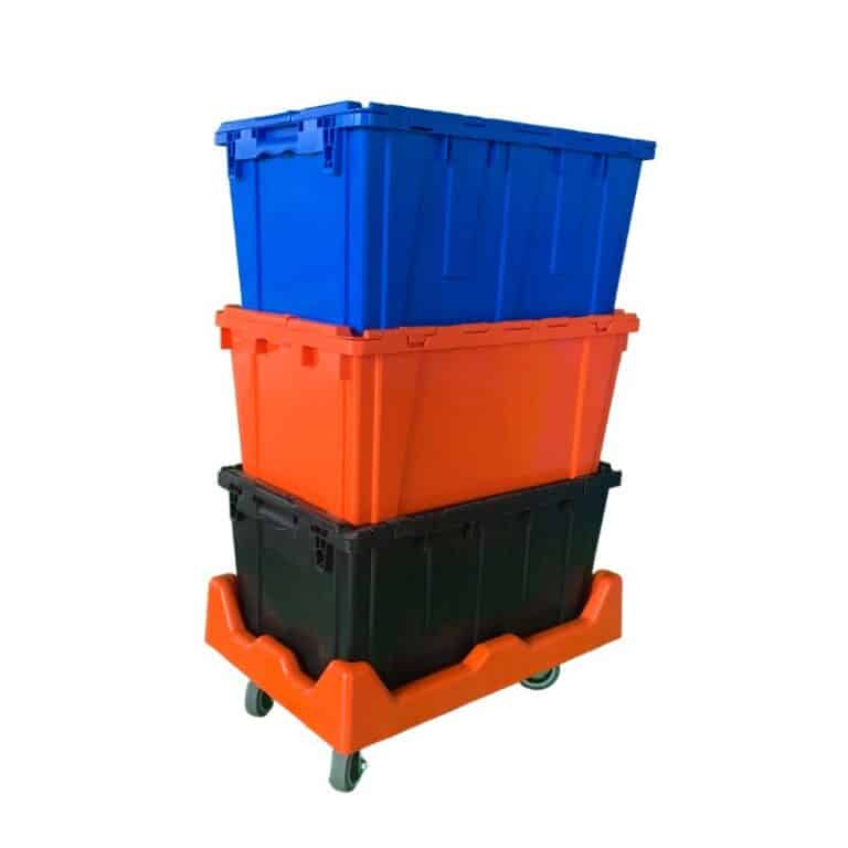 trois caisses en plastique sur un chariot en plastique