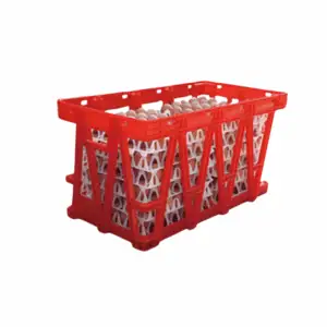 un panier à œufs en plastique rouge rempli de plateaux à œufs