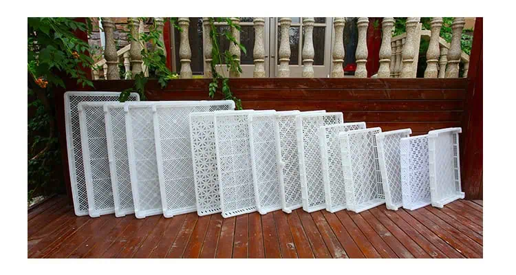 um conjunto de bandejas de drenagem de plástico