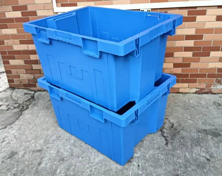 deux bacs en plastique bleus empilés